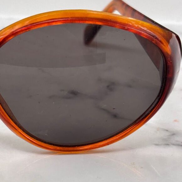 Women's Tortoise Frame Retro Oval Lens Full Rim Sunglasses OS - Picture 4 of 8